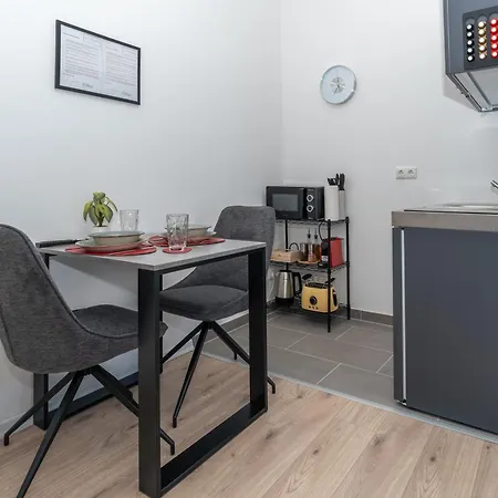 Lit Living - Fully Equipped - Box Spring - Parking - Business & Longstay *
