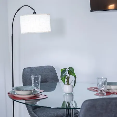 Апартаменты Lit Living - Fully Equipped - Box Spring - Parking - Business & Longstay *